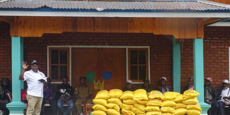 Salurkan Bantuan, Agus Kogoya Edukasi Warga Tagineri Tentang Reses dan Kunker DPR