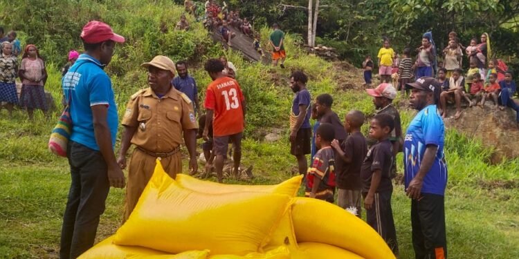 Kepala Distrik Endomen Salurkan Bantuan Bagi Korban Tertimpa Longsor di Kampung Suron