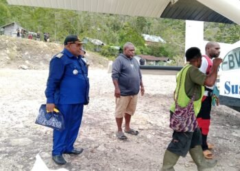 Kepala Distrik di Yahukimo Papua Carter Pesawat untuk Salurkan Bantuan