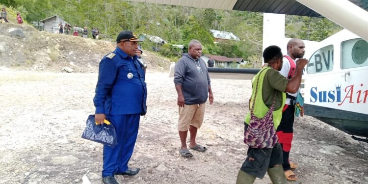 Kepala Distrik di Yahukimo Papua Carter Pesawat untuk Salurkan Bantuan