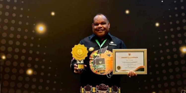 Bupati Yahukimo Terima Penghargaan Atas Komitmen Pelayanan Kesehatan Yang Merata