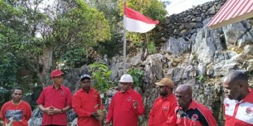 PDIP Papua Pegunungan Tanam Pohon di Taman Batu Bung Karno Distrik Maima