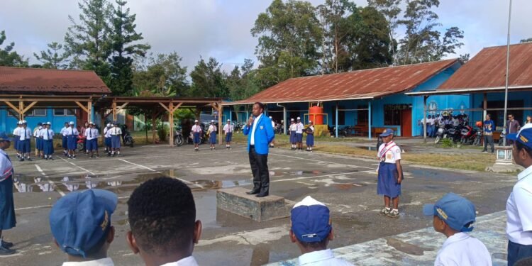 Kalvin Penggu saat menyampaikan arahan (JW/Mair)