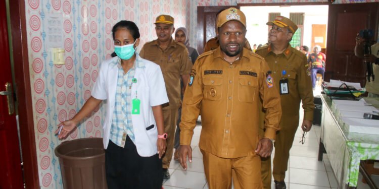 Wabup Esau Miram Sidak ke Tiga Puskesmas di Dekai
