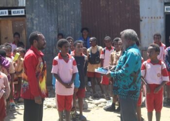 YKKMP Kasih Bantuan Alat Tulis ke Siswa Pengungsi Nduga di Wamena