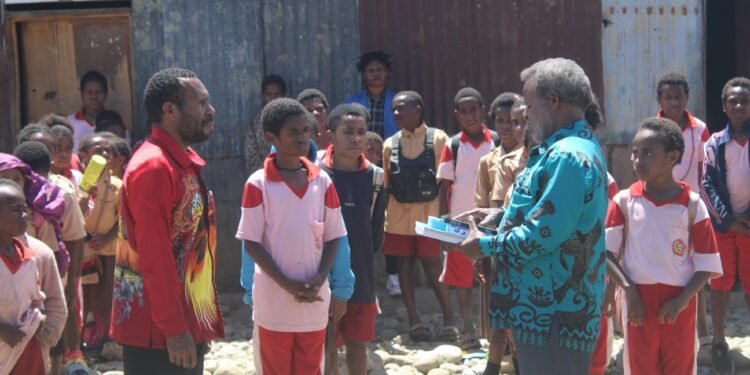 YKKMP Kasih Bantuan Alat Tulis ke Siswa Pengungsi Nduga di Wamena