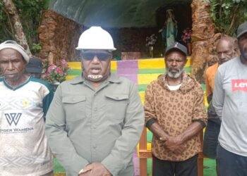 Bertus Asso saat menyampaikan keterangan kepada media (JW/Onoy)