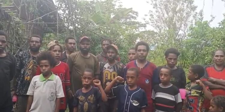 Ketua Diplomat KNPB Yahukimo, Kone R. Kobak bersama anggotanya (Ist).