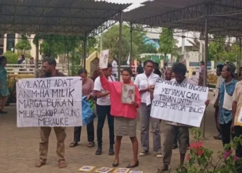 Umat Katolik di Merauke melakukan aksi Protes di Depan Gereja atas dukungan Uskup Merauke terhadap Proyek Strategis Nasional