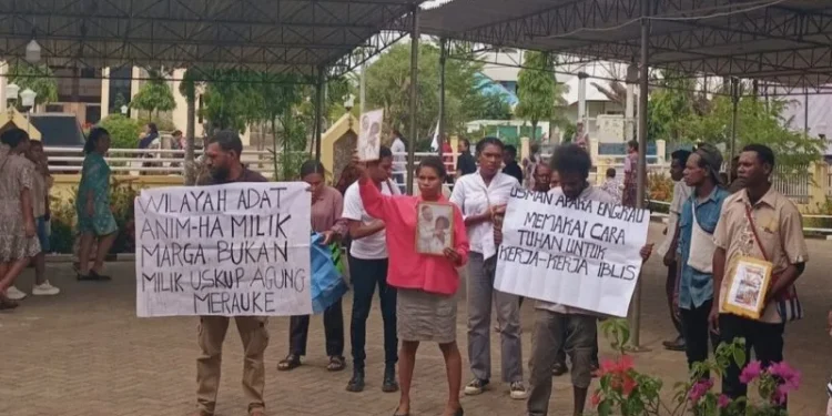 Umat Katolik di Merauke melakukan aksi Protes di Depan Gereja atas dukungan Uskup Merauke terhadap Proyek Strategis Nasional