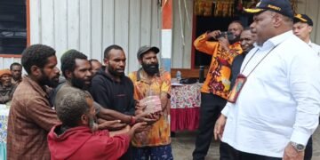 Ikut Ibadah Bersama Pengungsi Longsor di Distrik Pronggoli, Bupati Didimus Serahkan Uang Tunai 100 Juta