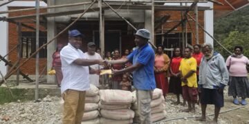 Peduli Pembangunan Gereja, Agus Kogoya Berikan Bantuan Semen dan Dana