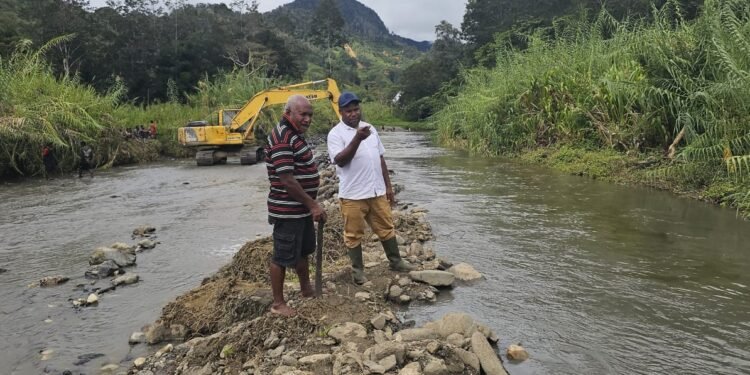 Pasca Banjir dan Longsor, Agus Kogoya Bantu Normalisasi Kali Guu di Tagime