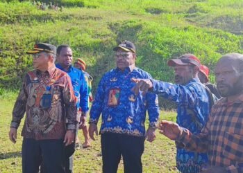 Bupati Didimus Yahuli Tinjau Lokasi Longsor di Distrik Lolat