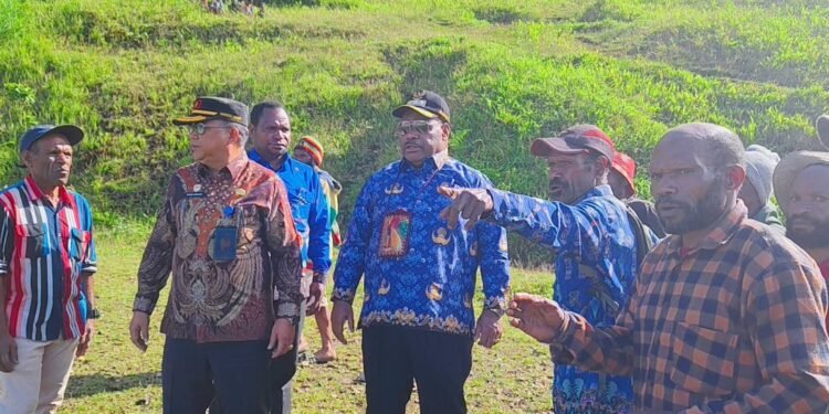Bupati Didimus Yahuli Tinjau Lokasi Longsor di Distrik Lolat