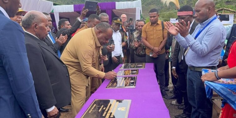 Hadiri Yubelium, Bupati Yahukimo Resmikan Beberapa Fasilitas Publik di Bomela