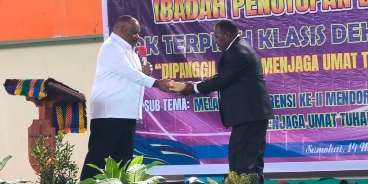 Hadiri Penutupan Konferensi Gereja GIDI Klasis Dekai Kota, Bupati Yahukimo Serahkan Bantuan Tunai Rp100 Juta 