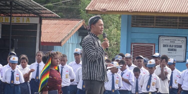 Hadirkan Kebinekaan, Guru YBSI Rayakan Hardiknas dengan Busana Adat