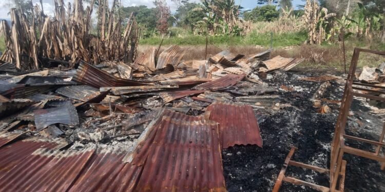 Rumah warga yang dibakar saat konflik di Wilayah Holima Distrik Hubikiak 15 mei 2026 (JW Noken)