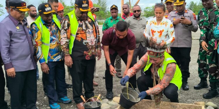 Menteri Koperasi RI Letakkan Batu Pertama Pembangunan Koperasi Merah Putih di Dekai