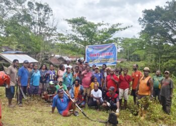 Panitia HUT ke-17 Gereja KINGMI Jemaat Imanuel Dekai Gelar Bakti Sosial Bersihkan TPU Dekai
