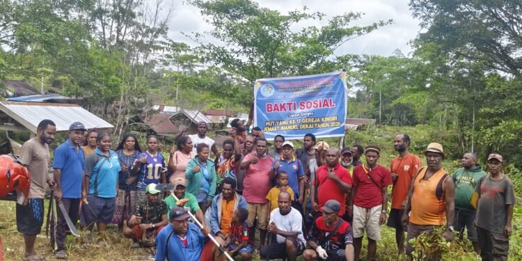 Panitia HUT ke-17 Gereja KINGMI Jemaat Imanuel Dekai Gelar Bakti Sosial Bersihkan TPU Dekai