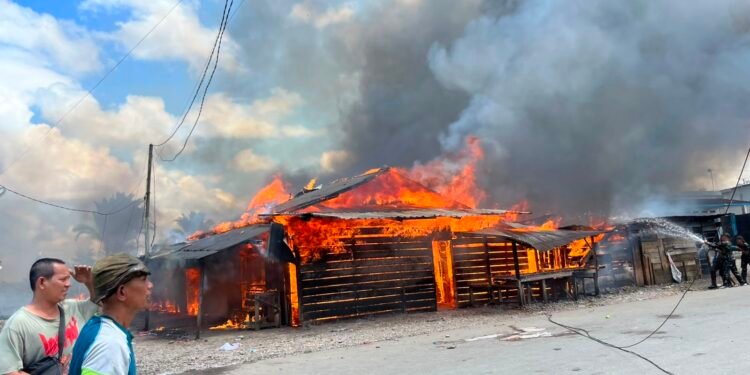 BREAKING NEWS : Si Jago Merah Hanguskan Kios dan Rumah di Pasar Lama Dekai