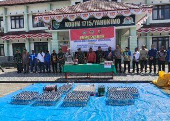 Bupati Yahukimo Apresiasi TNI-Polri dan Masyarakat atas Pemusnahan 833 Botol Miras