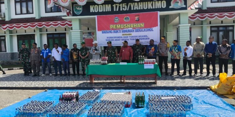 Bupati Yahukimo Apresiasi TNI-Polri dan Masyarakat atas Pemusnahan 833 Botol Miras