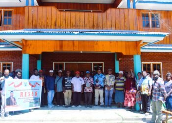 Anggota DPRP Agus Kogoya Bantu 50 Juta ke Panitia Konferda II Klasis Tagineri