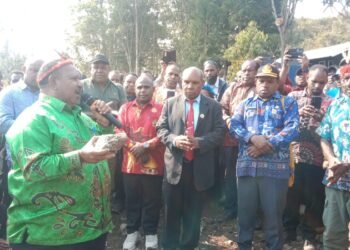 Dr. Ones Pahabol Letakan Batu Pertama Pembangunan GKII Efata di Menagaima
