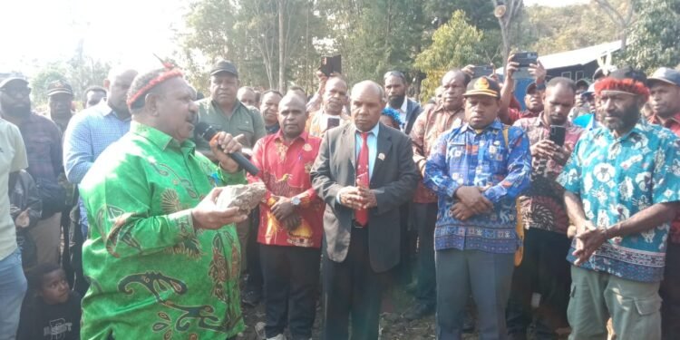 Dr. Ones Pahabol Letakan Batu Pertama Pembangunan GKII Efata di Menagaima
