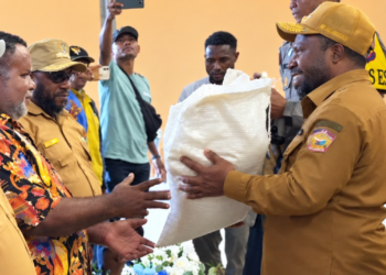 Wakil Bupati Yahukimo Serahkan Bantuan Beras untuk 51 Distrik di Tengah Situasi Kekeringan