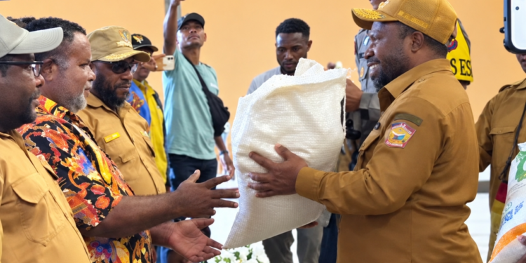 Wakil Bupati Yahukimo Serahkan Bantuan Beras untuk 51 Distrik di Tengah Situasi Kekeringan