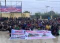 Memasuki Hari Kelima, Keluarga Besar Suku Mek Duduki Mapolres Yahukimo