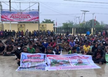 Memasuki Hari Kelima, Keluarga Besar Suku Mek Duduki Mapolres Yahukimo