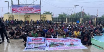 Memasuki Hari Kelima, Keluarga Besar Suku Mek Duduki Mapolres Yahukimo