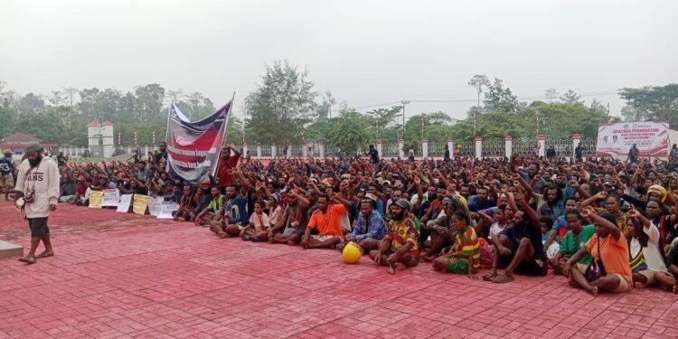 Datangi Kantor Bupati, Masyarakat Yahukimo Minta Akses Darat Dekai – Seradala Dibuka