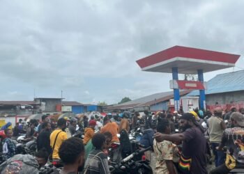 Sungai Lokpon Surut, Pasokan BBM di Dekai Terbatas, Warga Diminta Tertib Saat Antre