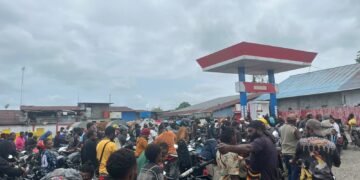 Sungai Lokpon Surut, Pasokan BBM di Dekai Terbatas, Warga Diminta Tertib Saat Antre