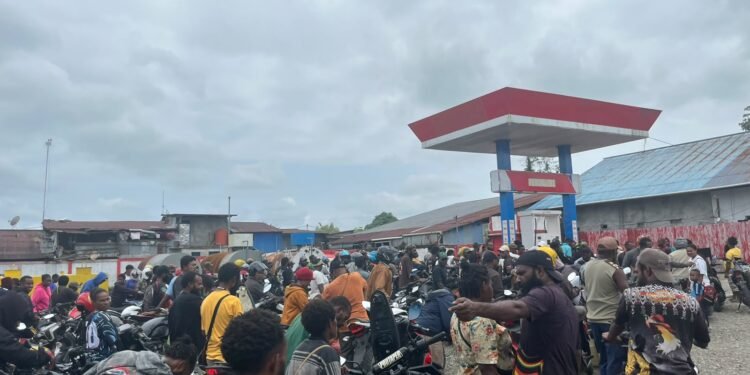 Sungai Lokpon Surut, Pasokan BBM di Dekai Terbatas, Warga Diminta Tertib Saat Antre